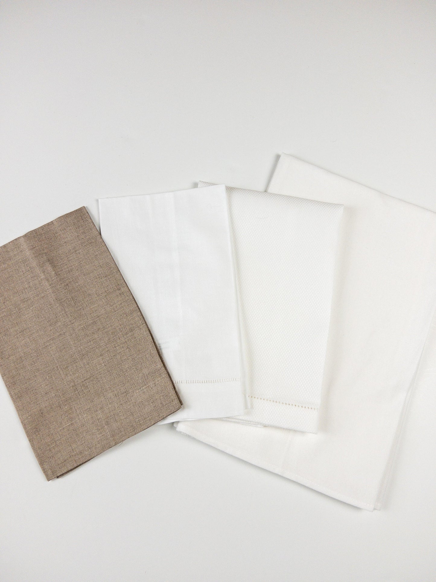 Heirloom Wreath Monogrammed Linen Towel